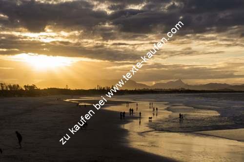Stimmung am Meeresstrand im untergehenden Abendlicht der Sonne