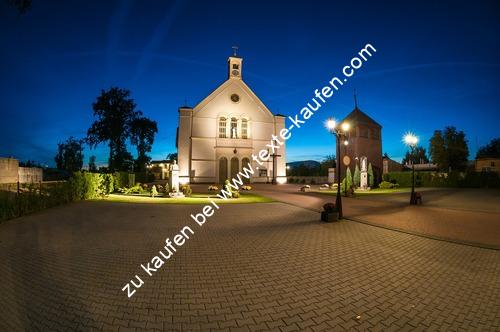 Kirche mit Kirchenplatz