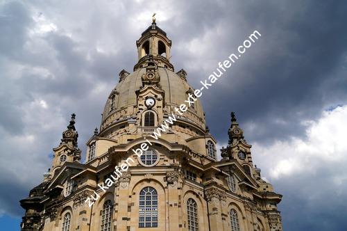 Kirchendach düsterer Himmel