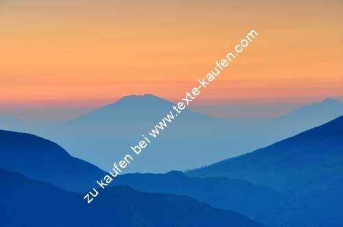 Sonnenuntergangsstimmung in einer Gebirgslandschaft