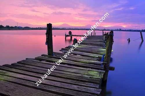 Person am Steg Abendstimmung