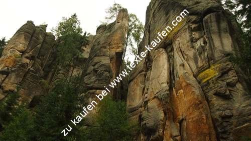 Kunstobjekt in einer Gebirgskette