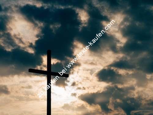 Gipfelkreuz mit Wolken