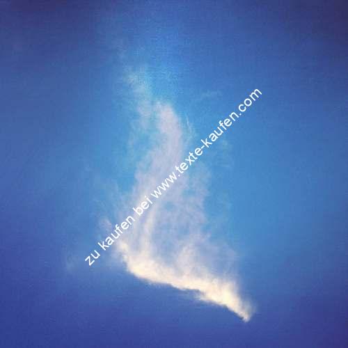 Einzigartiges Wolkengebilde mit blauem Himmel