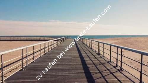 Ein Steg zum Strand aus elegantem Holz