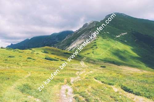 Ein Wanderweg im Gebirge