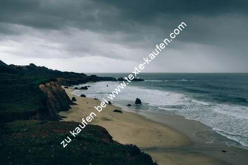 Ein Strandabschnitt in der französischen Bretagne zur stimmungsvollen Abendzeit