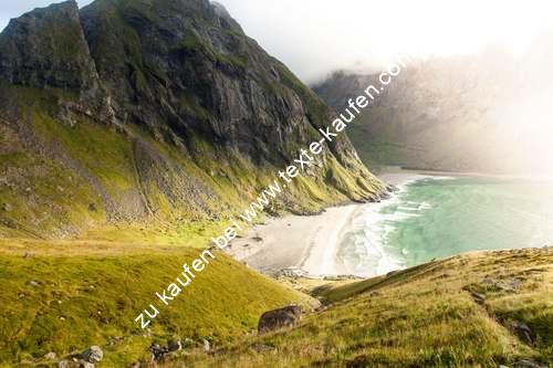 Ein Strand mit angrenzendem Gebirge