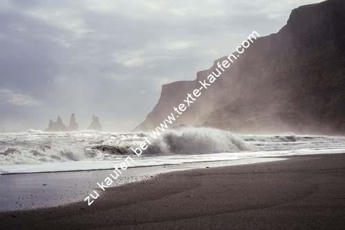 Ein Sandstrand mit Wellengebilde