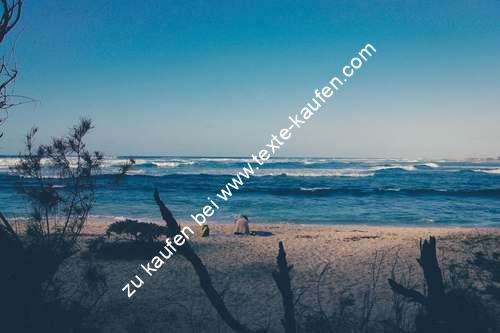 Ein Sandstrand im Abbild eines Sonnenuntergangs