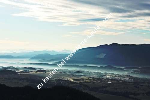 Ein Gebirgtal im Morgennebel