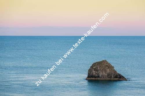 Ein einsamer Felsen auf weiter See