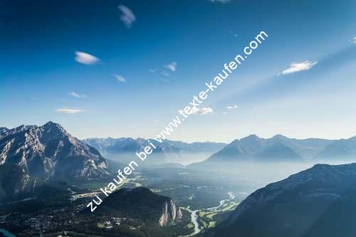 Blauer Himmel über Wolken