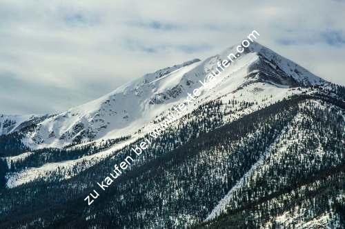 Eine mit Schnee bedeckte Gebirgskette