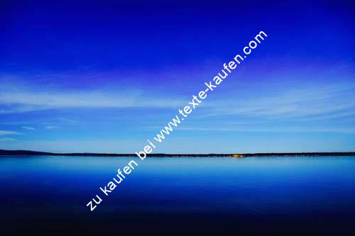Blaues Meer und blauer Himmel