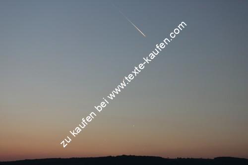 Spuren von Flugzeugen am Himmel