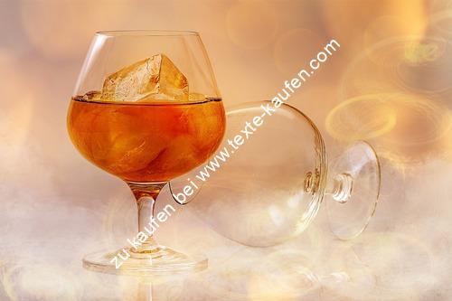 Ein Glas mit Cocktail
