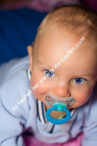 Baby mit einen Schnuller in Mund