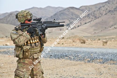 Soldat anvisierte Waffe