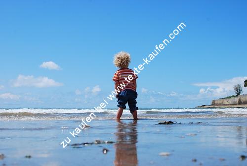Kind lässig am Strand