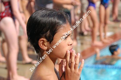 Kind am Pool