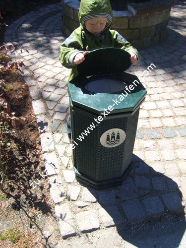 Kind beim Abfalleimer