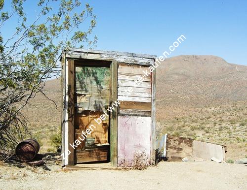 Holztoilette einsame Landschaft