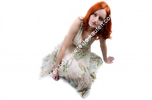 Rothaarige Frau in weißem Kleid