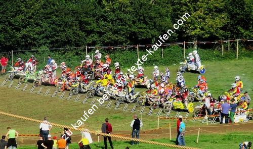 Motocrossräder am Start