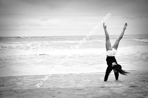 Handstand am Sandstrand