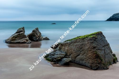 Kleine Felsen am weißen Strand