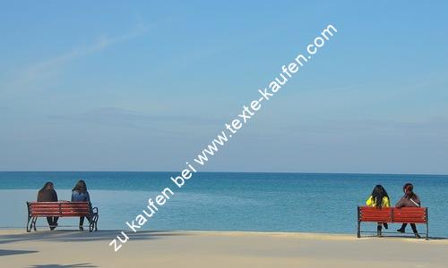 Menschen am Strand sitzend