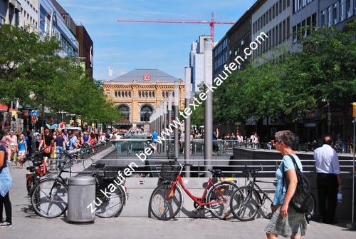 Sicht auf einen Hauptbahnhof der DB