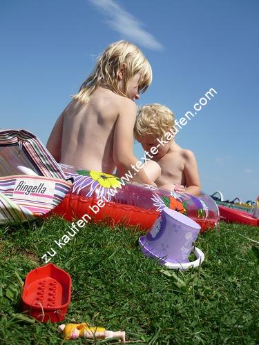 Kinder spielend in Wiese