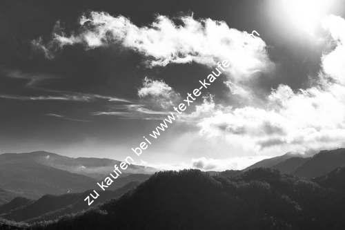 Wolken in einer Gebirgslandschaft in Schwarz Weiss Format