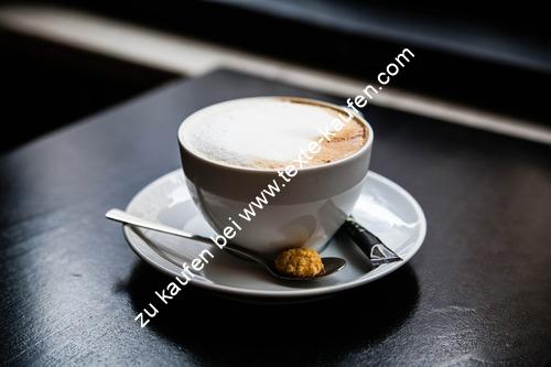 eine Tasse Kaffee mit Nussstück
