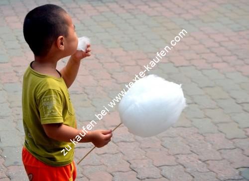 Kind mit Zuckerwatte