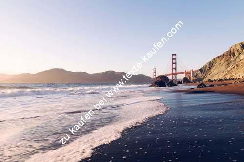 Strand mit Wellengang